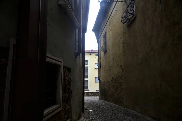Zeer Smalle Geplaveide Steeg Een Italiaanse Stad — Stockfoto