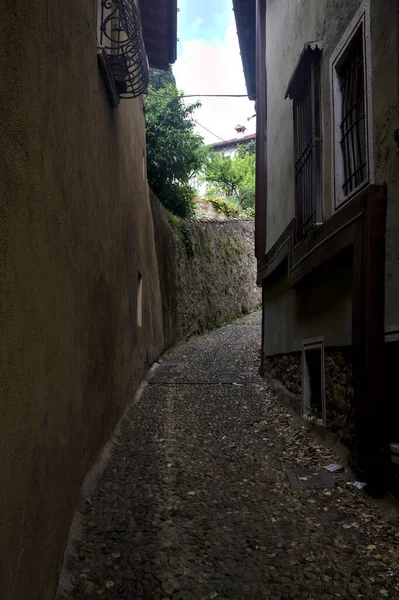 Vicolo Acciottolato Molto Stretto Una Città Italiana — Foto Stock