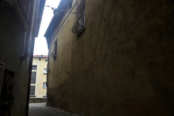 Nagyon Szűk Sikátor Egy Olasz Városban — Stock Fotó