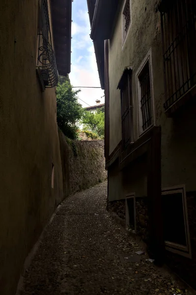 意大利小镇上一条狭窄的鹅卵石小巷 — 图库照片