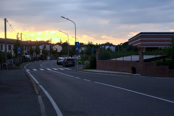 Straße Rande Einer Italienischen Stadt Bei Sonnenuntergang — Stockfoto