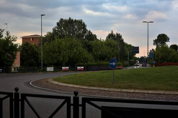 Kreisverkehr Auf Dem Land Bei Sonnenuntergang — Stockfoto