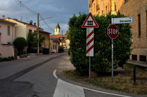 Rua Periferia Uma Cidade Italiana Com Sinal Uma Passagem Trem — Fotografia de Stock