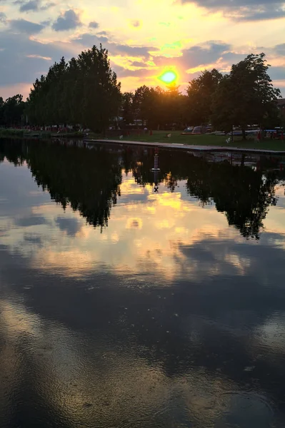 Озеро Курортом Швартуванням Заході Сонця — стокове фото