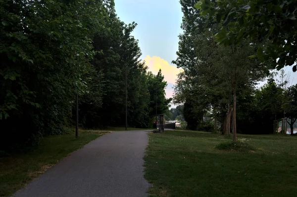 Vägen Park Vid Solnedgången — Stockfoto