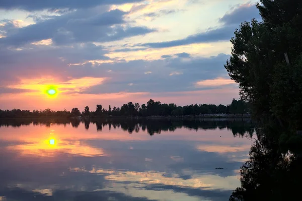 Озеро Закате Небом Брошенным Воду — стоковое фото