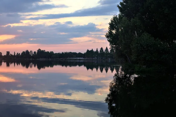 水面に投げ込まれた空と夕日の湖 — ストック写真