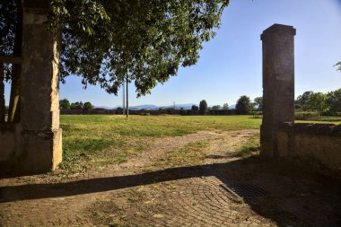 Güneşli bir günde boş bir alana erişim