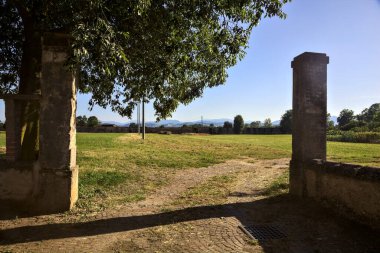 Güneşli bir günde boş bir alana erişim