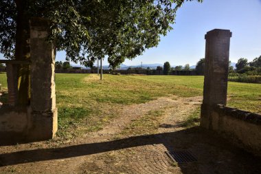 Güneşli bir günde boş bir alana erişim