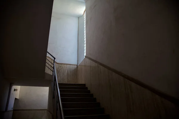 Escadaria Iluminada Por Uma Luz Fraca Vinda Uma Janela — Fotografia de Stock