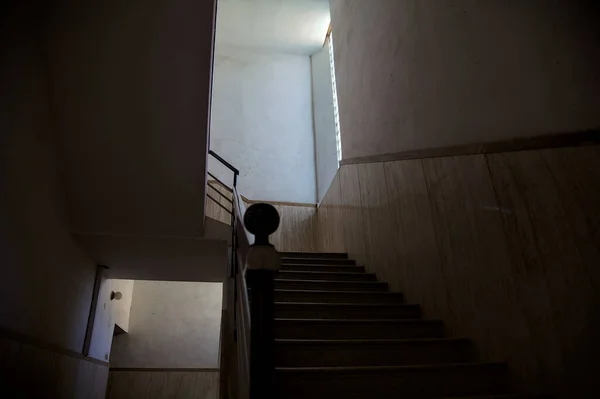 Escadaria Iluminada Por Uma Luz Fraca Vinda Uma Janela — Fotografia de Stock