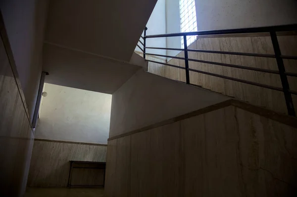 Лестница Освещена Слабым Светом Исходящим Окна — стоковое фото