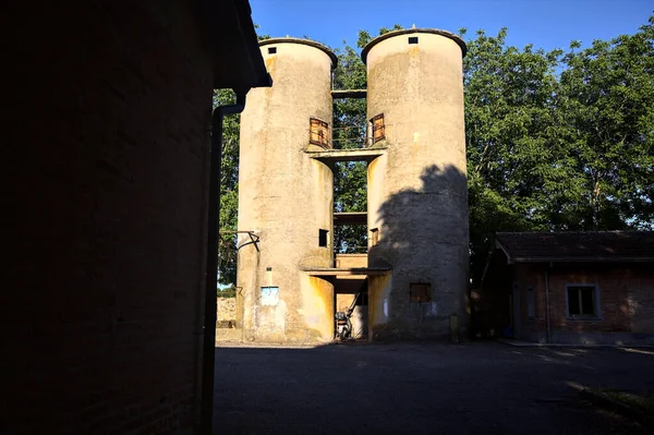 Abandoned Silos Buildings Shade Countryside — 스톡 사진