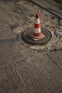 Rögar kapağında trafik konisi