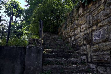 Parktaki taş bir duvarda yapılmış taş merdiven