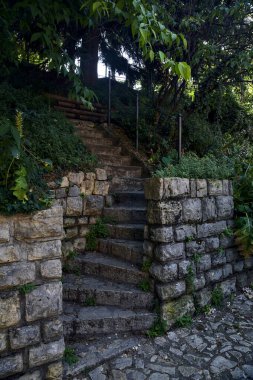 Parktaki taş bir duvarda yapılmış taş merdiven