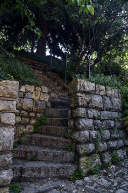 Parktaki taş bir duvarda yapılmış taş merdiven