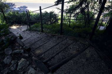 Parkın gölgesinde merdiven şeklinde bir yol.