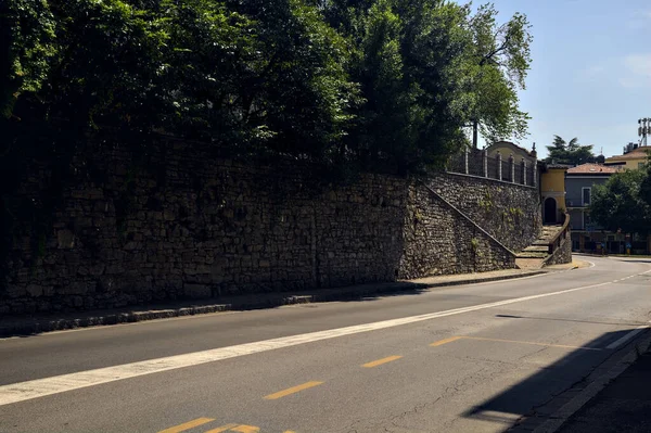 Ingresso Una Casa Antico Muro Fortificazione Margini Una Strada — Foto Stock