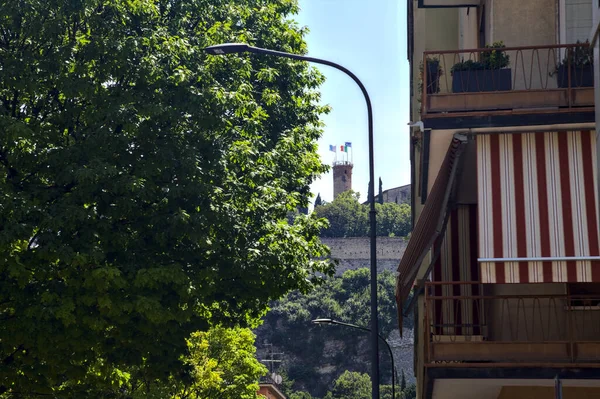 Ağaç Apartman Arasındaki Uçurumun Tepesindeki Bir Şatonun Kulesi — Stok fotoğraf
