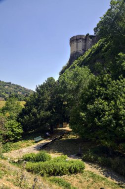 Güneşli bir günde aşağıdaki bir parktan görülen kayalıklardaki tahkimatın bir parçası.