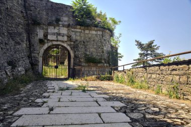Kapalı bir kapıya giden yol ve uçurumun kenarında bir duvar.