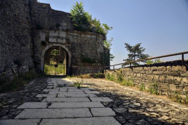 Kapalı bir kapıya giden yol ve uçurumun kenarında bir duvar.
