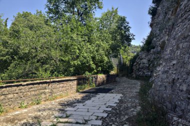 Uçurumun kenarındaki koruluğun yanındaki balkonda uzanan patika.