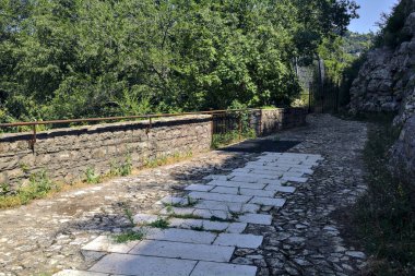 Uçurumun kenarındaki koruluğun yanındaki balkonda uzanan patika.