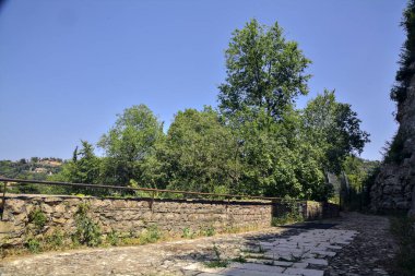 Uçurumun kenarındaki koruluğun yanındaki balkonda uzanan patika.