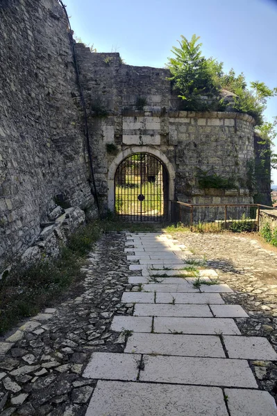 Paved Path Leads Closed Gate Wall Side Cliff — Fotografia de Stock