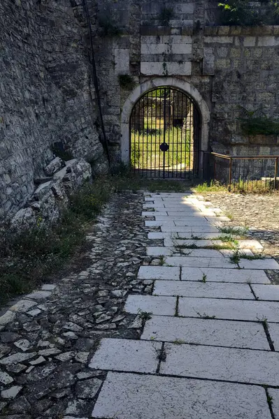 Paved Path Leads Closed Gate Wall Side Cliff — Stock Photo, Image