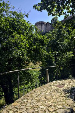 Parktaki uçurumun kenarındaki taş patikada ağaçların çerçevelediği mesafede güçlendirme var.