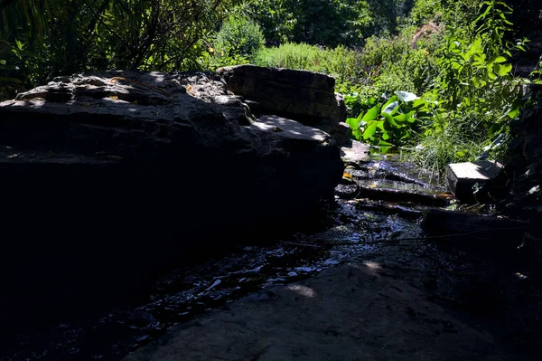 Arroyo Sombra Procedente Estanque Enmarcado Por Rocas Árboles Día Soleado —  Fotos de Stock
