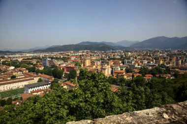 Güneşli bir günde tepeden görünen bir dağ sırtında