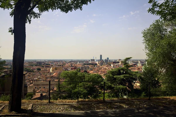 Italiaanse Stad Van Bovenaf Gezien Omlijst Door Bomen — Stockfoto