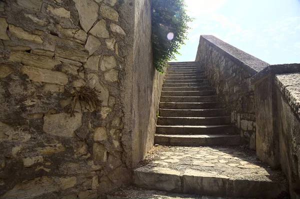 Lépcső Korláttal Mellett Egy Kőfal Pult Világít Nap — Stock Fotó
