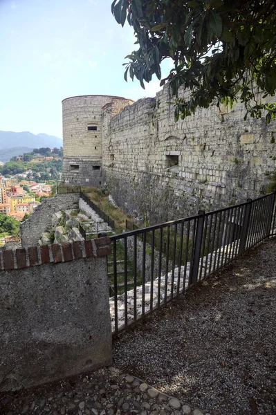 Balcony Next Walls Castle Cliff City Mountain Ridge Distance — Φωτογραφία Αρχείου