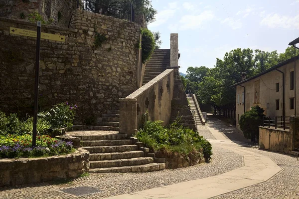 Cobbled Passageway Flowerbeds Next Stone Wall Castle Sunny Day — Foto de Stock