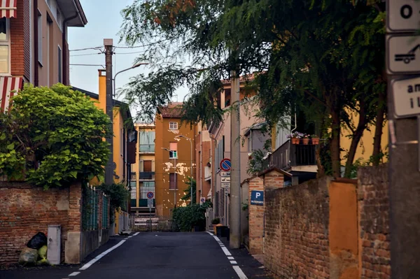 Gün batımında bir İtalyan kasabasında çıkmaz sokak.
