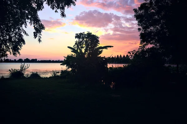 Захід Сонця Над Озером Влітку Силуетом Берегів — стокове фото