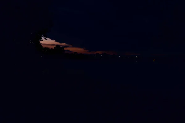 Сутінкове Небо Хмарами Обрамленими Деревами — стокове фото
