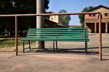 Güneşli bir günde korkulukların yanında