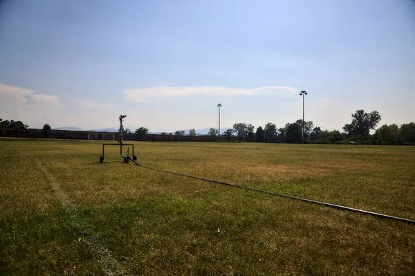 Sprinkler Okraji Opotřebovaného Fotbalového Hřiště Slunečného Dne — Stock fotografie