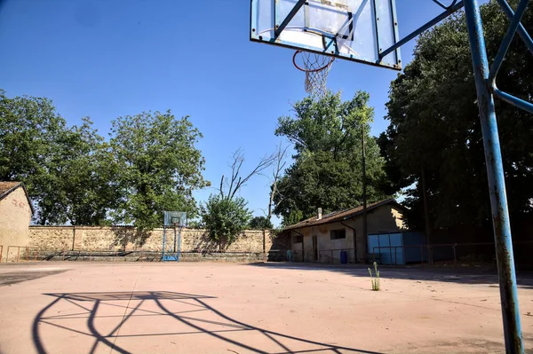 Empty Basketball Court Bordered Rail Sunny Day — Stockfoto