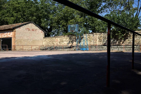 Empty Basketball Court Bordered Rail Sunny Day — Photo