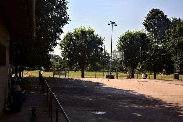 Lege Basketbalveld Begrensd Door Een Rail Een Zonnige Dag — Stockfoto