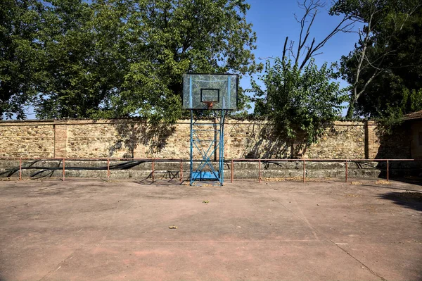 Güneşli Bir Günde Parmaklıkla Çevrili Boş Bir Basketbol Sahası — Stok fotoğraf