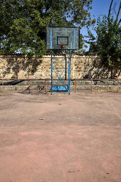 Empty Basketball Court Bordered Rail Sunny Day — Fotografia de Stock